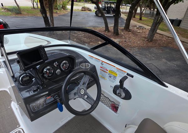 Bayliner VR4 Bowrider I/O image