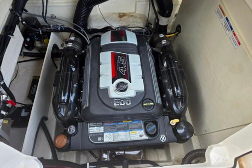 Bayliner VR4 Bowrider I/O image