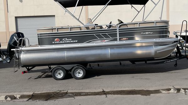 Sun Tracker Party Barge 22 RF XP3