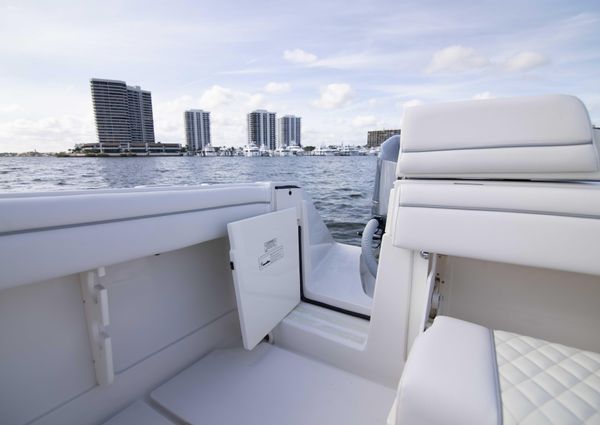 Jupiter 38 center console image