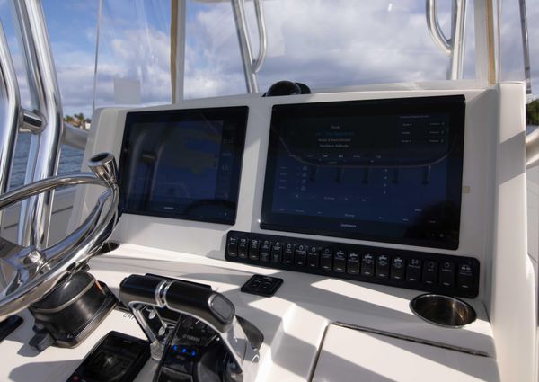 Jupiter 38 center console image