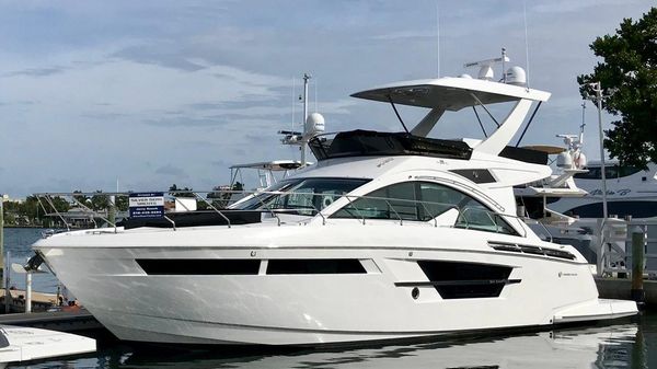 Cruisers Yachts 54 Fly
