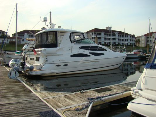 Cruisers 455 Express Motoryacht - main image