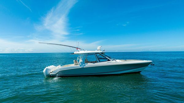 Boston Whaler 380 Realm 