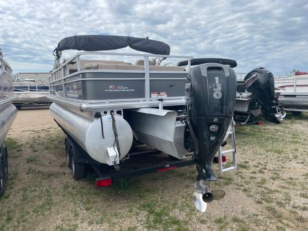 Sun Tracker FISHIN BARGE 22XP3 image