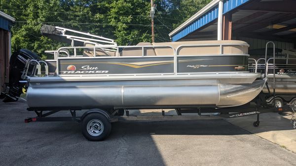 Sun Tracker Party Barge 18 DLX