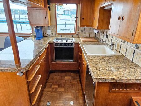 Defever RAISED-PILOTHOUSE image