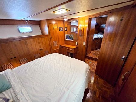 Defever RAISED-PILOTHOUSE image