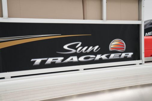 Sun Tracker Party Barge 16 DLX image