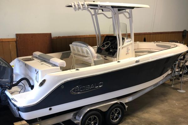 Robalo R242 Center Console - main image