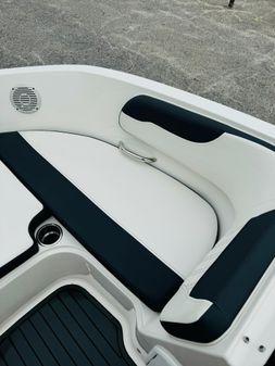 Bayliner VR6-OB image