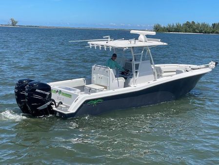 Invincible 33 Center Console image