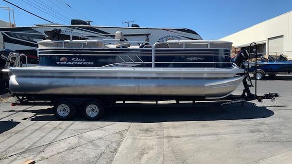 Sun Tracker Party Barge 22 RF XP3