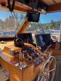 Tollycraft COCKPIT-MOTOR-YACHT image