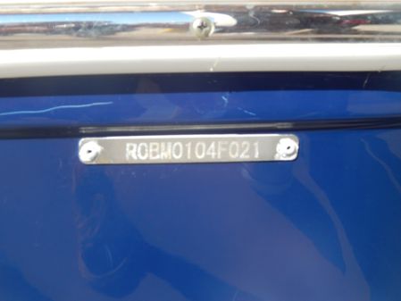 Robalo R242 Center Console image
