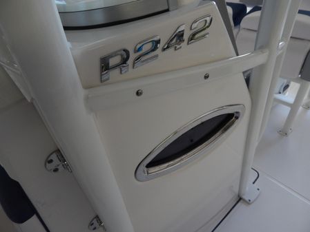 Robalo R242 Center Console image