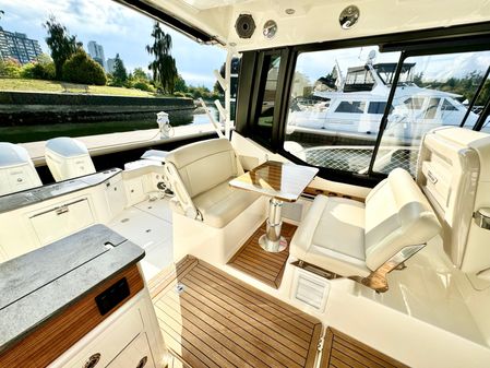 Boston Whaler 405 Conquest image