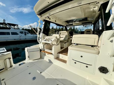 Boston Whaler 405 Conquest image