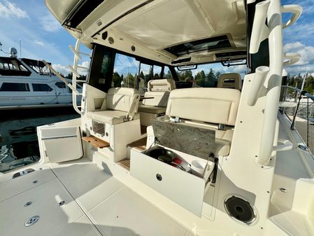 Boston Whaler 405 Conquest image