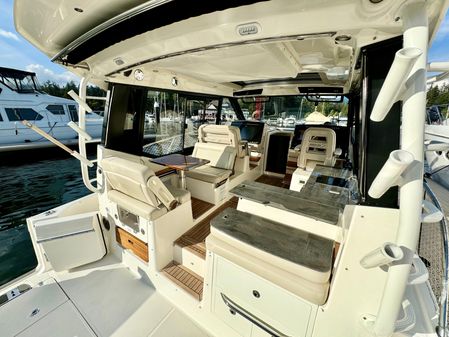 Boston Whaler 405 Conquest image