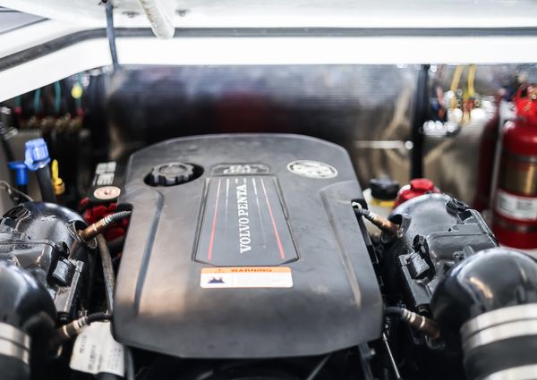 Regal 28 Express image