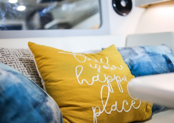 Regal 28 Express image