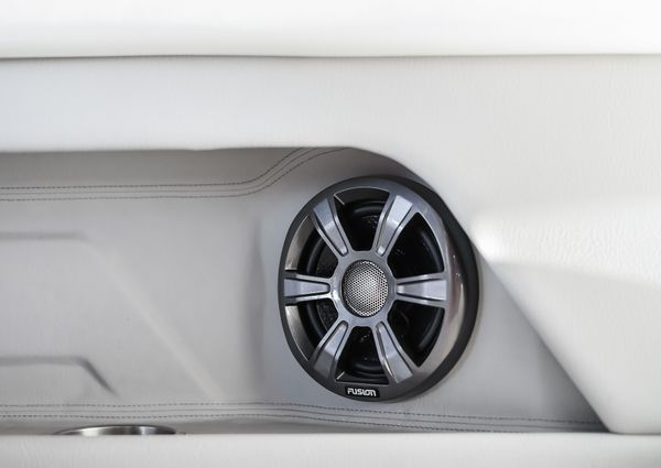 Regal 28 Express image