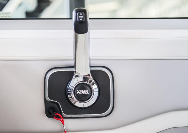 Regal 28 Express image