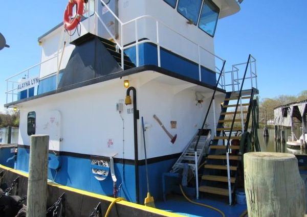 Tugboat lugger model bow image