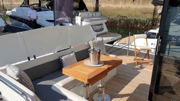Galeon 400 Fly image