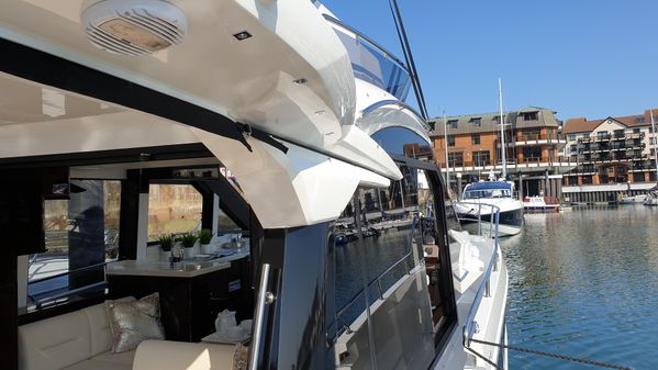 Galeon 400 Fly image