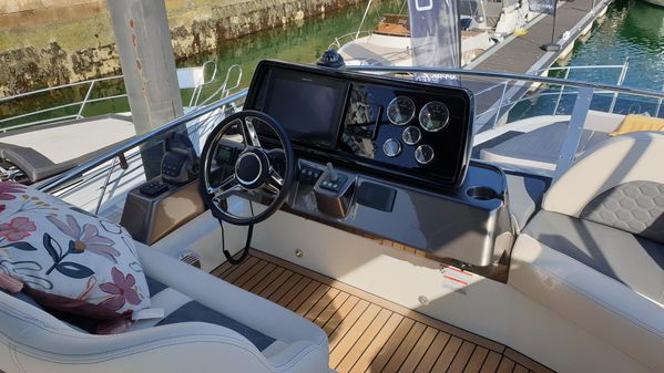 Galeon 400 Fly image