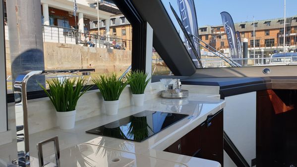 Galeon 400 Fly image
