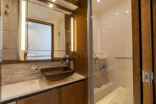 Sea Ray L550 Fly image