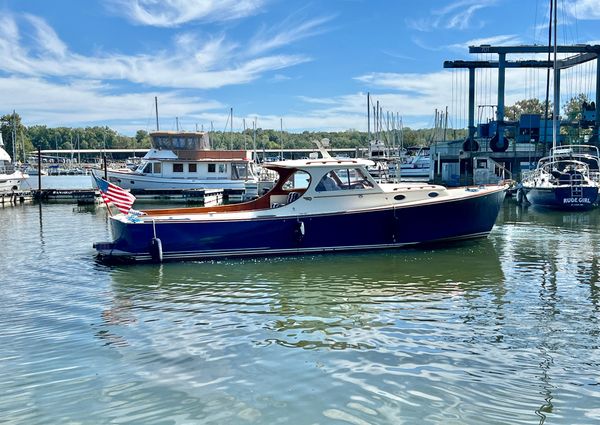 Hinckley Picnic Boat Classic 36 image