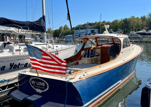 Hinckley Picnic Boat Classic 36 image