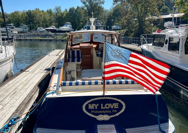 Hinckley Picnic Boat Classic 36 image