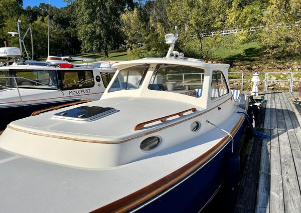 Hinckley Picnic Boat Classic 36 image