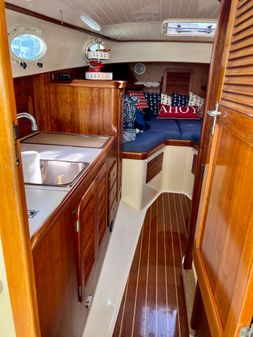 Hinckley PICNIC-BOAT-CLASSIC-36 image