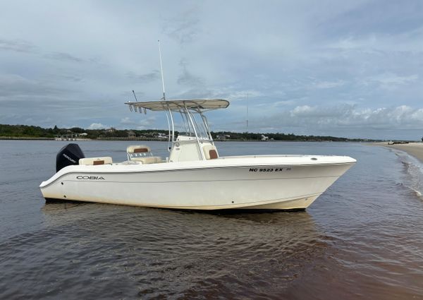 Cobia 237-CENTER-CONSOLE image