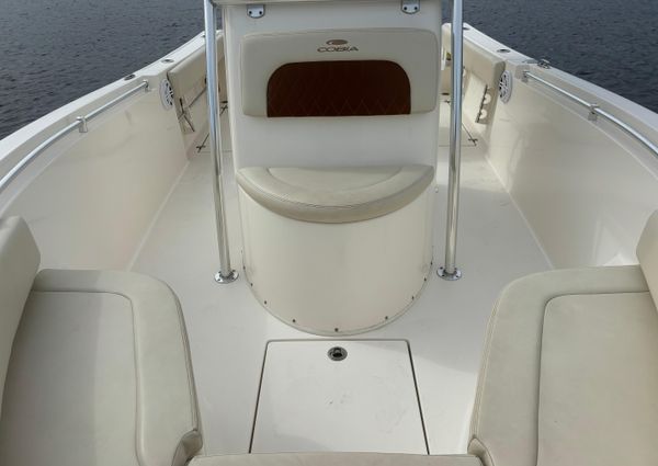 Cobia 237-CENTER-CONSOLE image