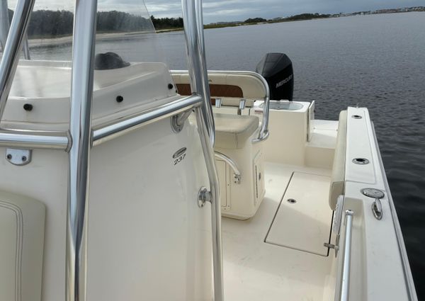 Cobia 237-CENTER-CONSOLE image