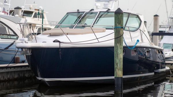 Tiara Yachts 3900 Sovran 