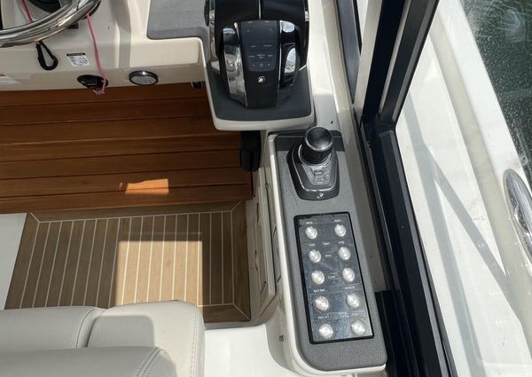 Boston Whaler 405 Conquest image