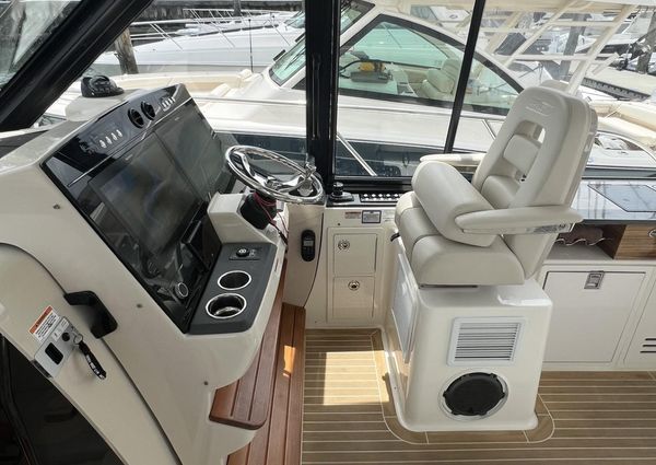 Boston Whaler 405 Conquest image