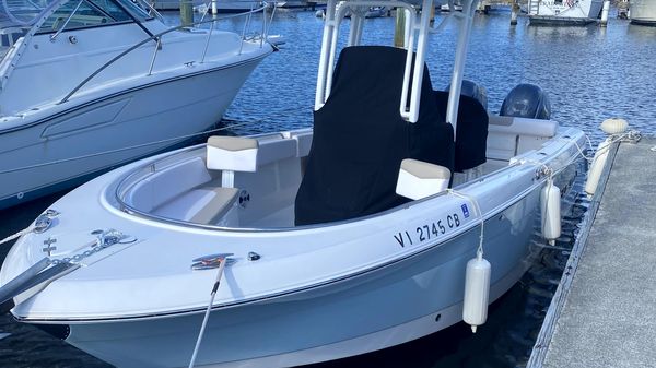 Robalo R242 Center Console 