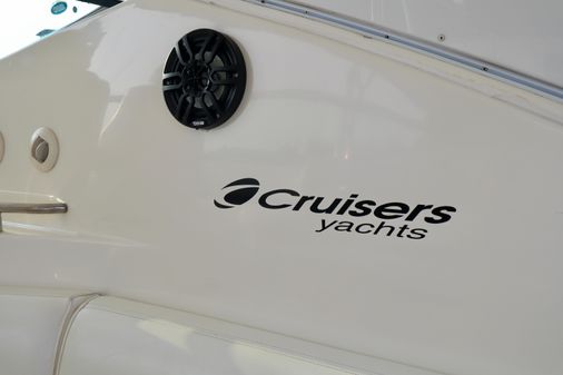 Cruisers Yachts 520 Express image