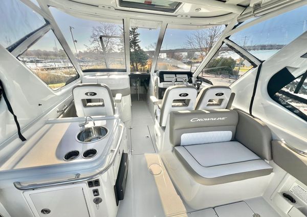 Crownline 280-DC image