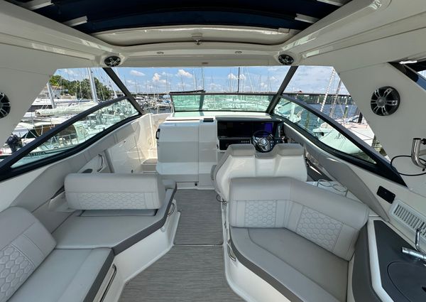 Sea Ray 320 Sundancer image