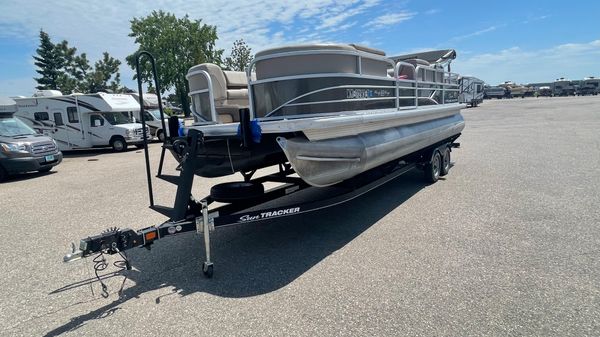 Sun Tracker Party Barge 22DLX